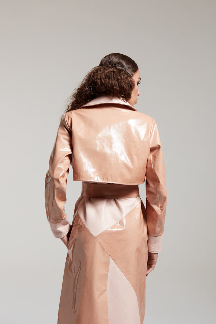 nude trench. coat in patent leather with a belt