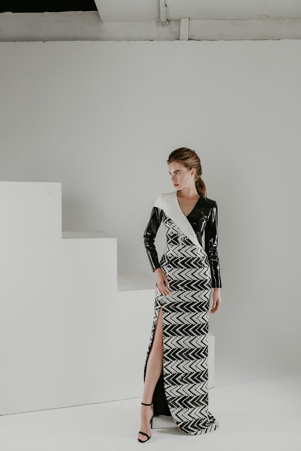 Reflection dress with V-neck, pointy shoulders patent leather and sequins