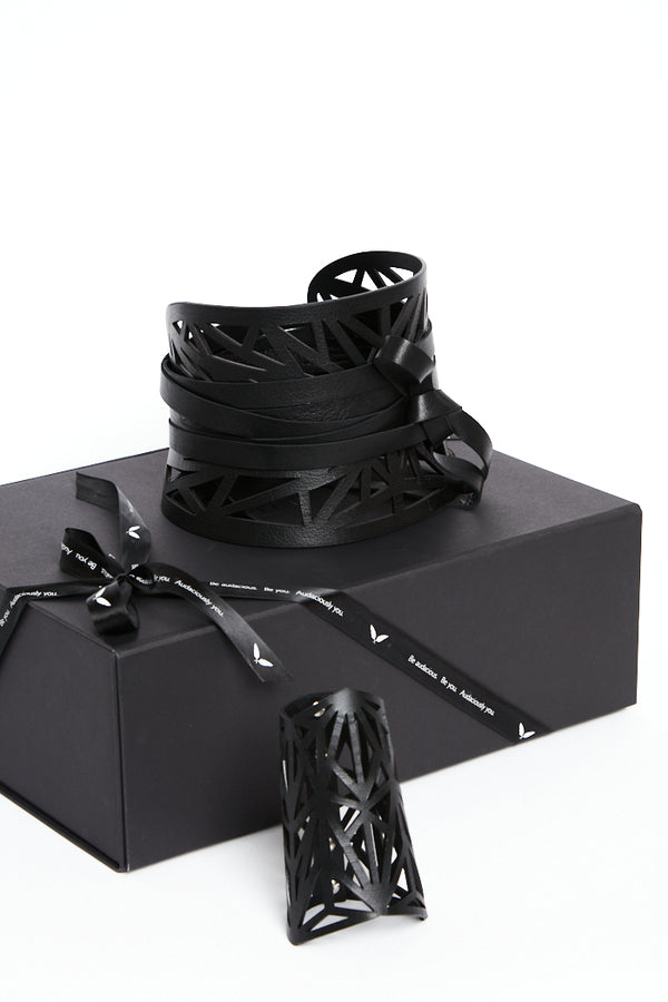 explosion laser cut corset belt in black leather pritch gift set