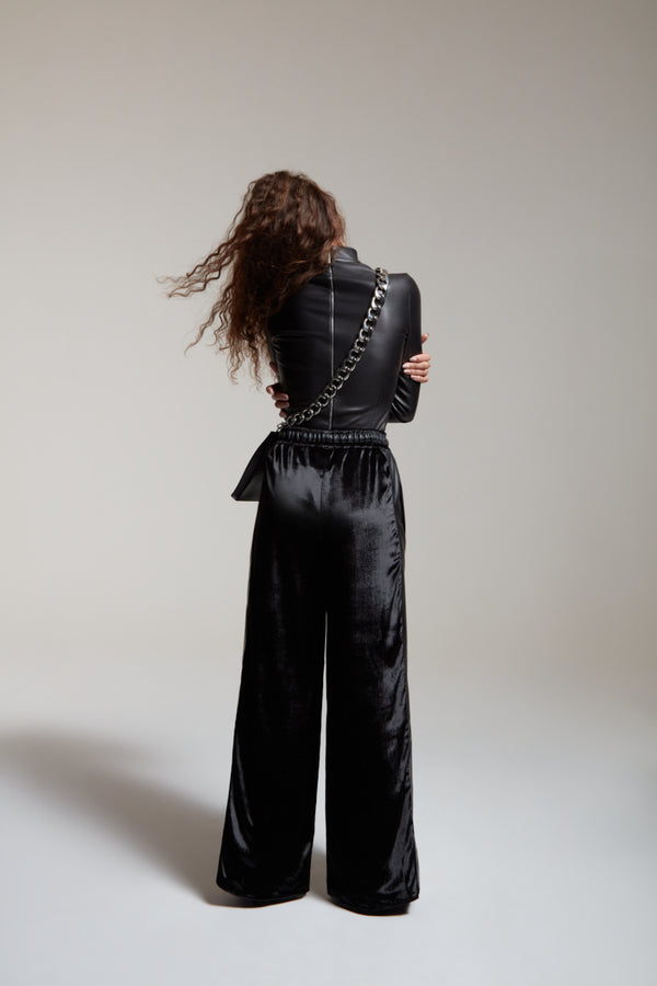 Black stretch body in leather with a zip on the back