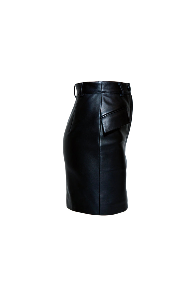 Timeless black mini skirt made in leather with pocket details